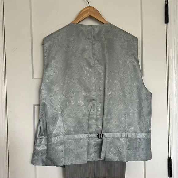 Steve Harvey Striped 3 Piece Grey Suit - Picture 14 of 17